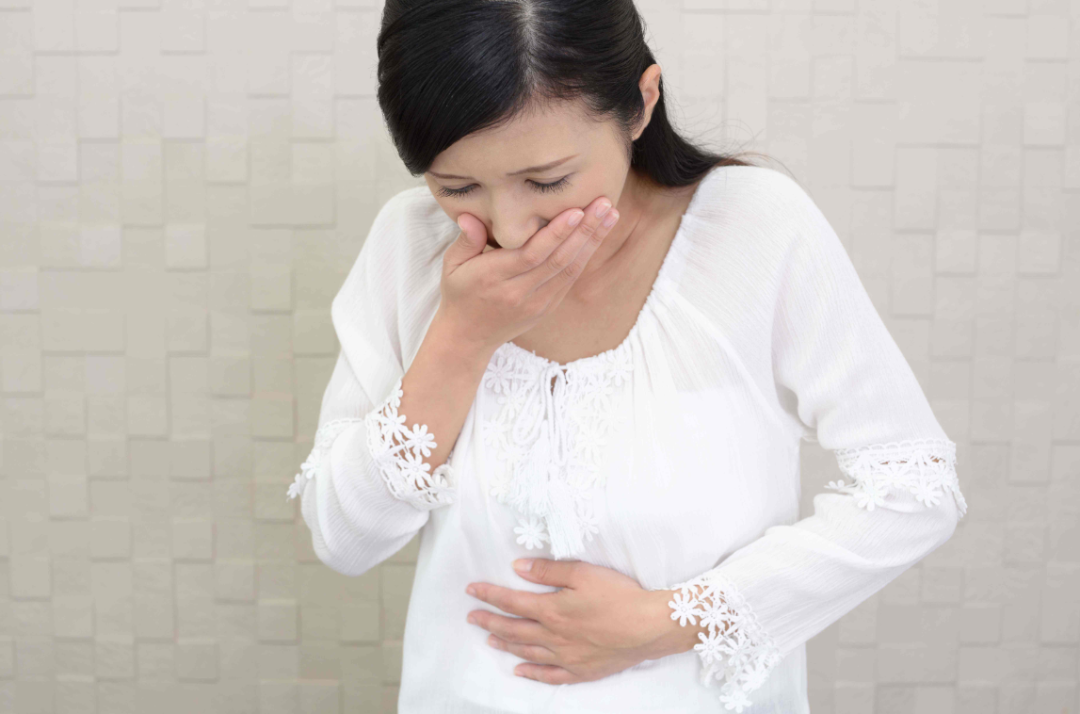 28歲孕婦「過預產期12天沒生」！剖腹產打開後　醫生嚇壞了：好臭啊！