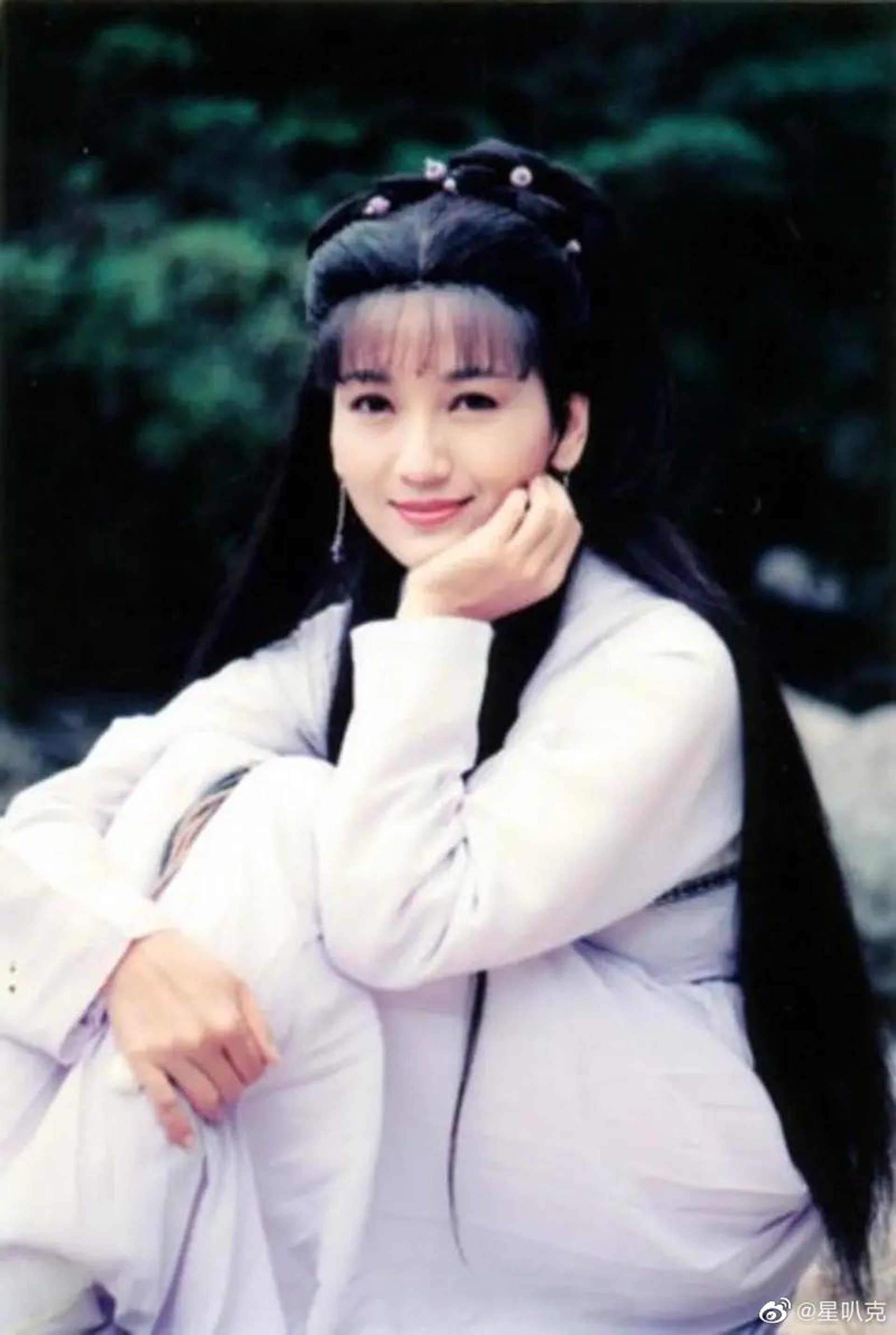 夢回白娘子！一代女神「再披純白素衣」絕美古裝照曝　近70如仙女「被二婚尪寵39年」羨煞旁人