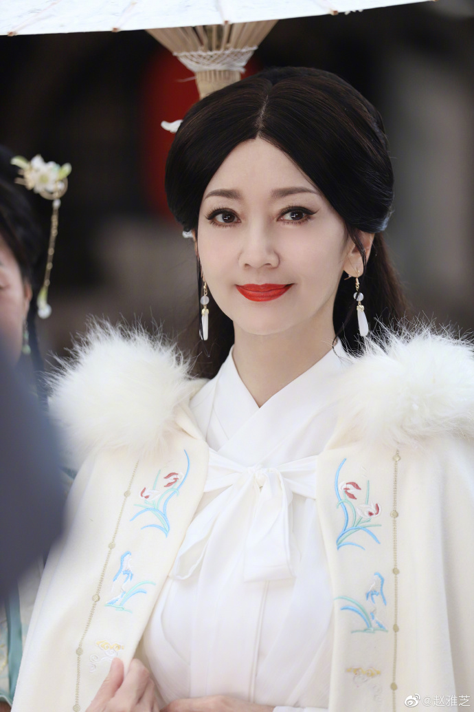 夢回白娘子！一代女神「再披純白素衣」絕美古裝照曝　近70如仙女「被二婚尪寵39年」羨煞旁人