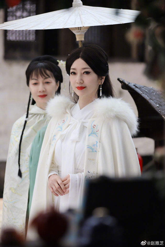 夢回白娘子！一代女神「再披純白素衣」絕美古裝照曝　近70如仙女「被二婚尪寵39年」羨煞旁人