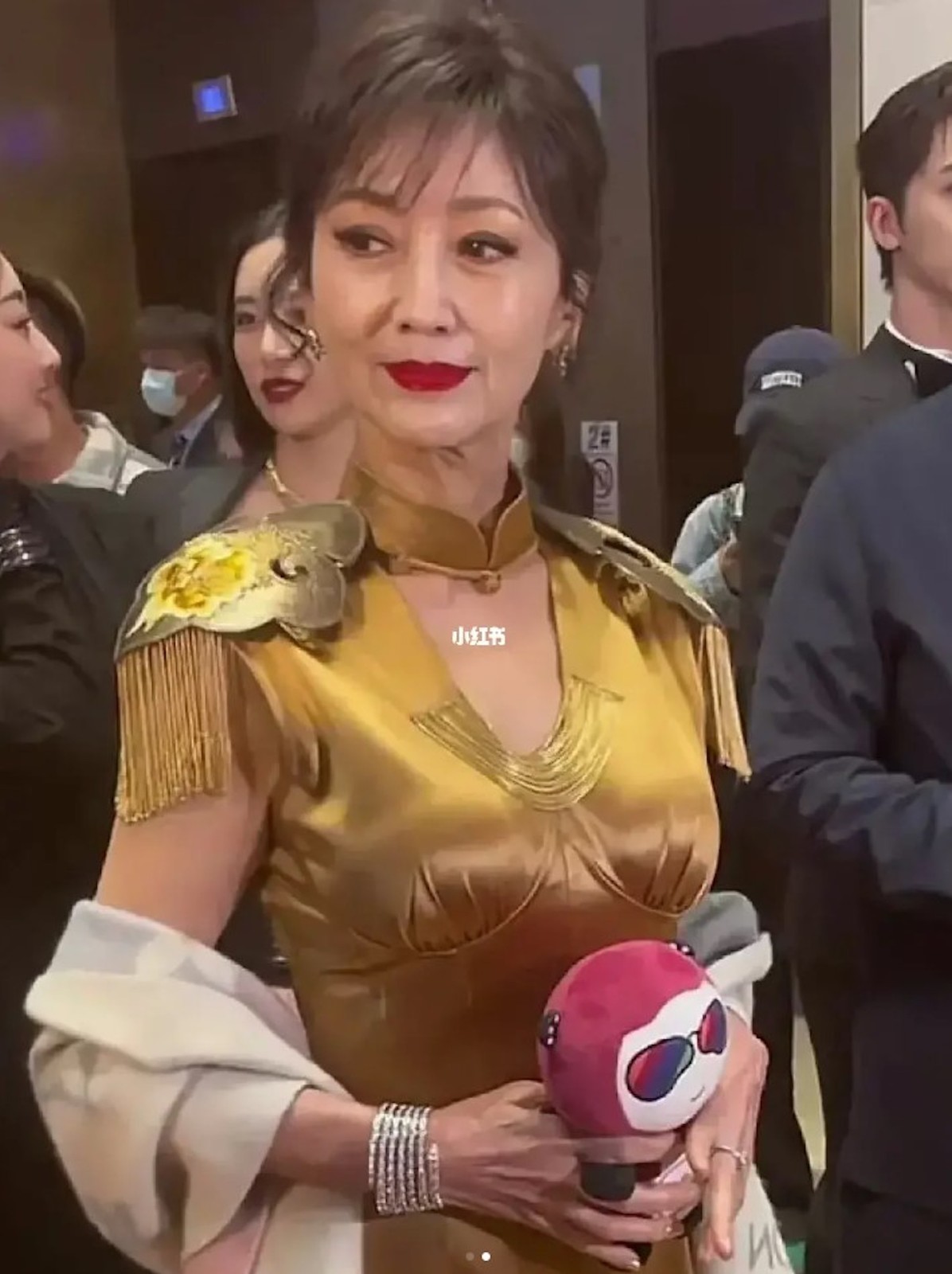 夢回白娘子！一代女神「再披純白素衣」絕美古裝照曝　近70如仙女「被二婚尪寵39年」羨煞旁人