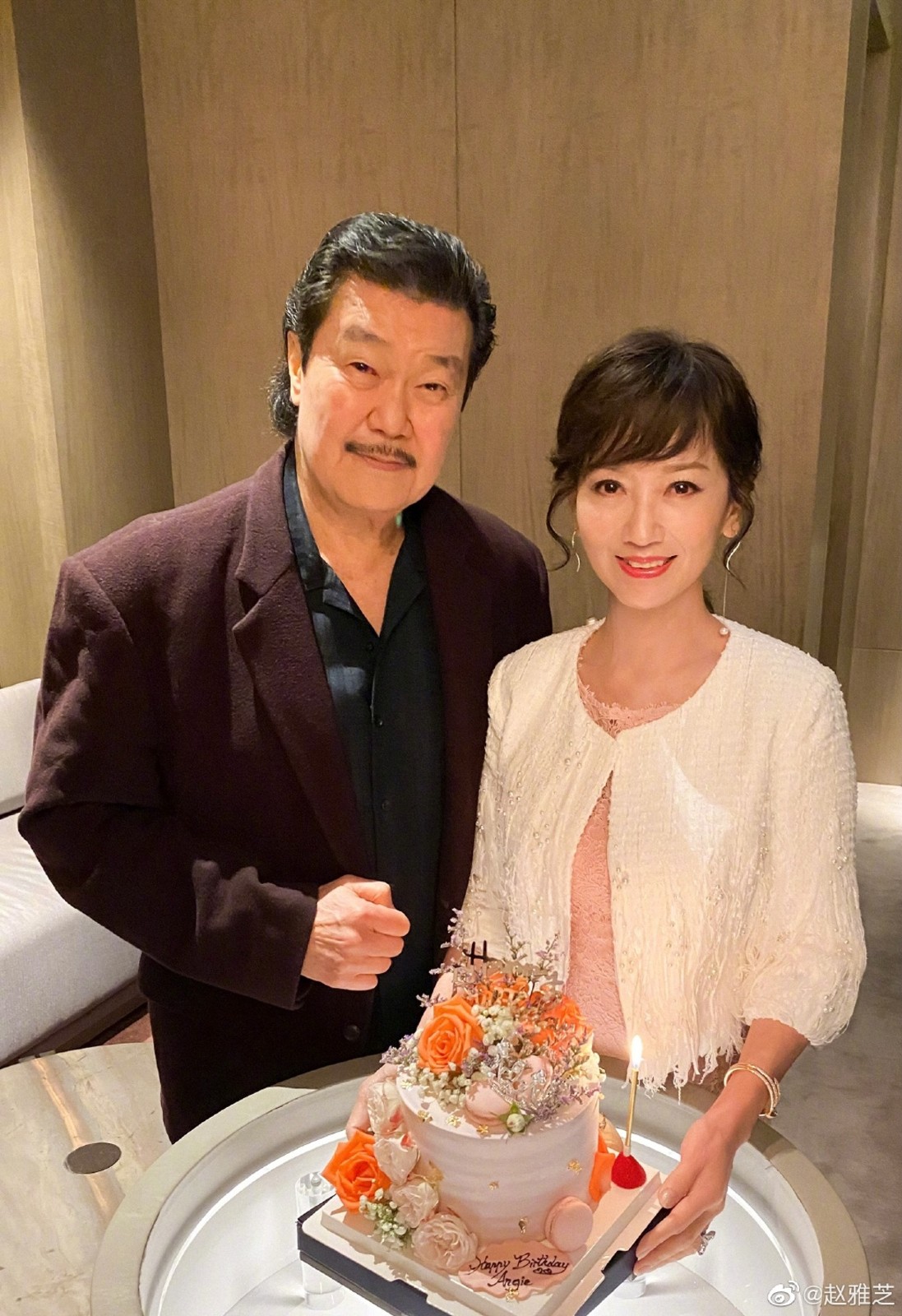 夢回白娘子！一代女神「再披純白素衣」絕美古裝照曝　近70如仙女「被二婚尪寵39年」羨煞旁人
