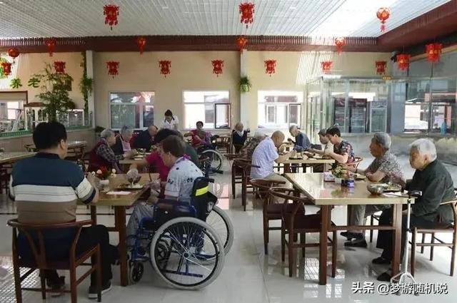 兒子媳婦一直很孝順！80歲老伴摔倒「靠插管維生」媳婦堅持救　有天聽到她講電話「隔天我拔了老伴呼吸器」