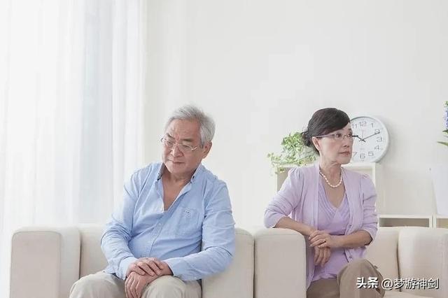 為省錢不坐高鐵！大老遠「坐21小時車不嫌累」只為看孫　一看到「孫子牆上掛的獎狀」我氣到立刻又回家