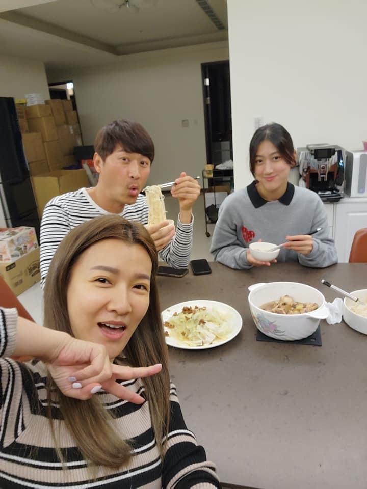 只花1年備考！侯昌明開心宣布「愛女考上世界前三大名校」　各校搶爭取「祭出高額獎學金」他激動哭了：侯家之光