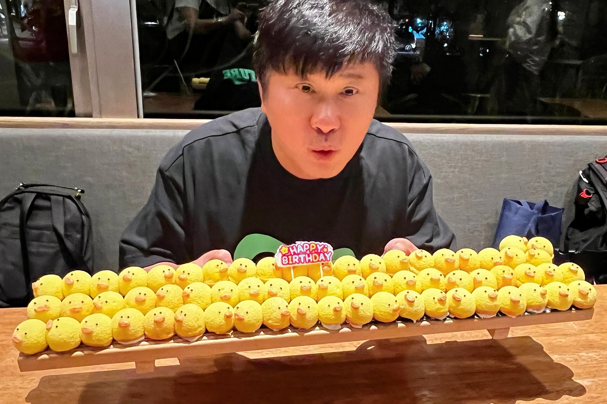 提攜無數後輩！胡瓜慶64歲大壽「演藝圈子弟兵全到場」震撼畫面曝　「生日蛋糕一端出」小巧思驚呆眾人