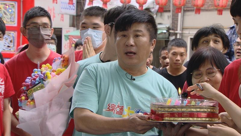 提攜無數後輩！胡瓜慶64歲大壽「演藝圈子弟兵全到場」震撼畫面曝　「生日蛋糕一端出」小巧思驚呆眾人