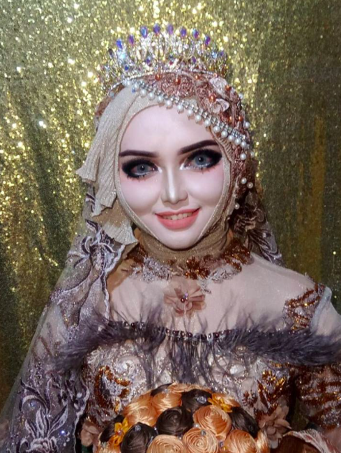 黑肉底新娘「夢想成為芭比娃娃」！結婚當天精心打扮「超浮誇慘白妝容」網看呆：眼睛怎麼了