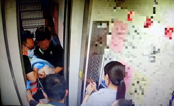 父子一起泡澡！他出去講電話回來「驚見6歲兒斷氣」崩潰求救　醫曝「身上多處瘀青」查記錄看傻了