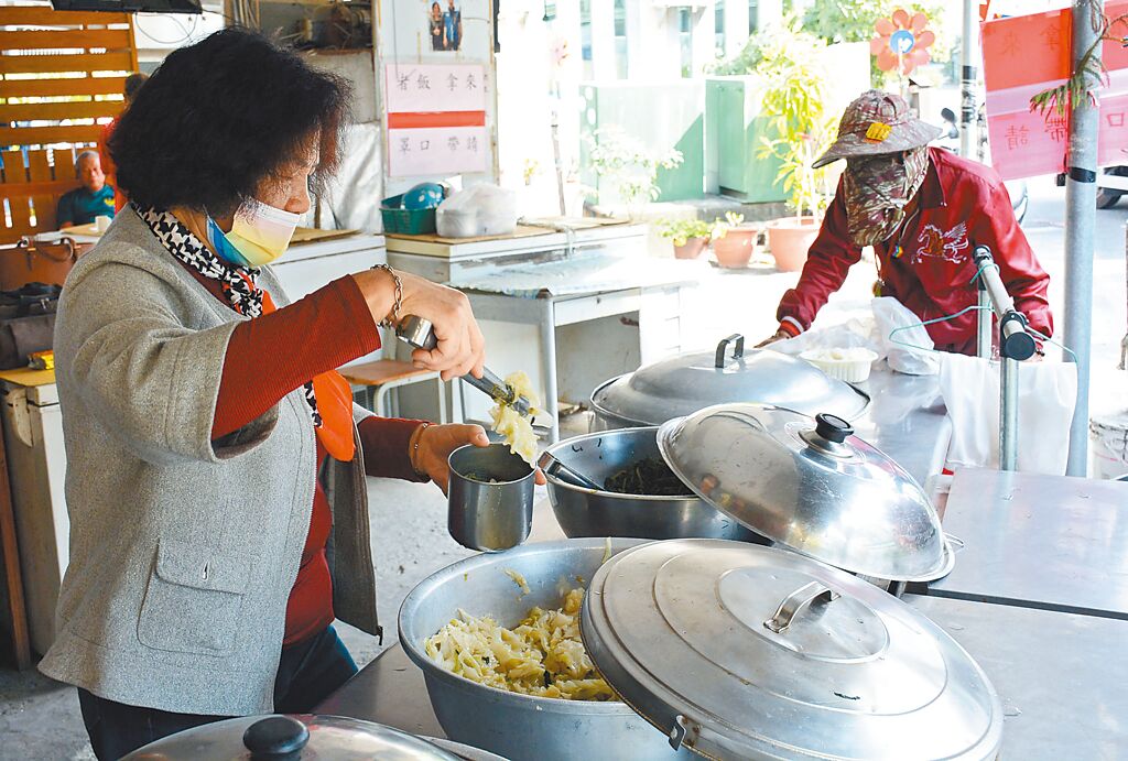 1年喪子又喪夫！屏東嬤開素食店「1百塊自助餐吃到飽」超佛　不擔心賠錢「曝背後初衷」：都是為了祂們