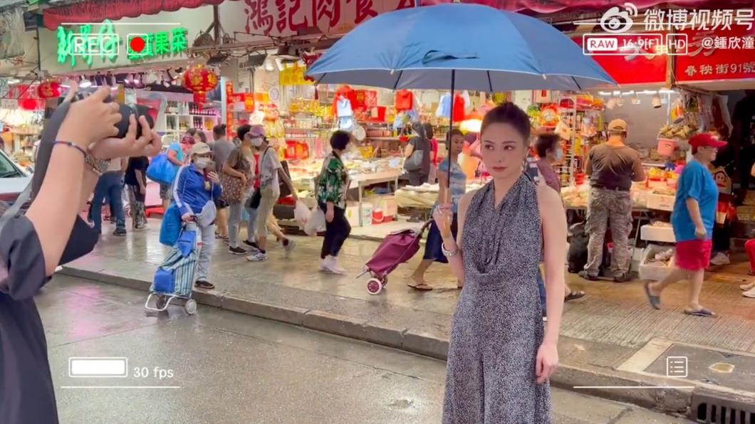 大媽一旁猛盯！44歲大咖女星「現身菜市場」挑水果　「樸實模樣曝光」網讚翻：還是一樣美～