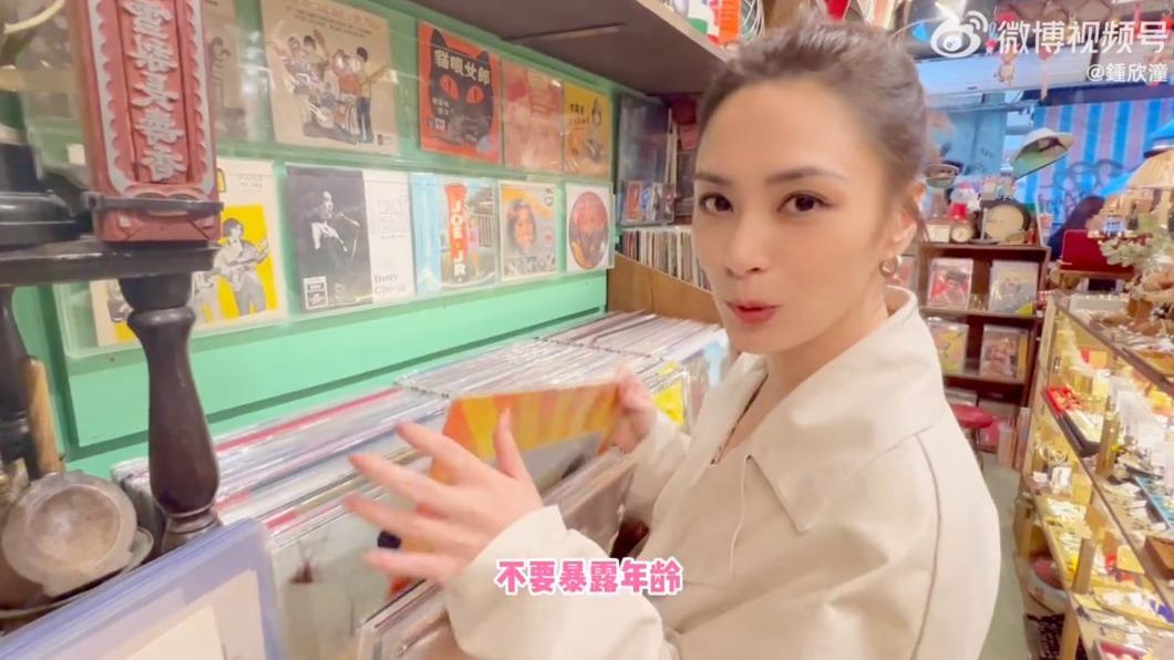 大媽一旁猛盯！44歲大咖女星「現身菜市場」挑水果　「樸實模樣曝光」網讚翻：還是一樣美～
