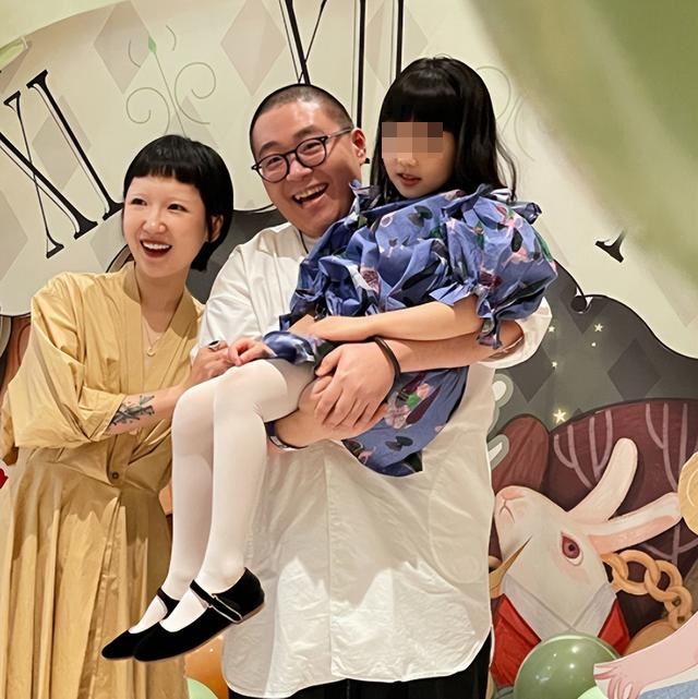 上個月完婚！郝劭文夫妻情侶裝「參加8歲繼女才藝發表」　「1年學費80萬」霸氣寵女：花得很值得