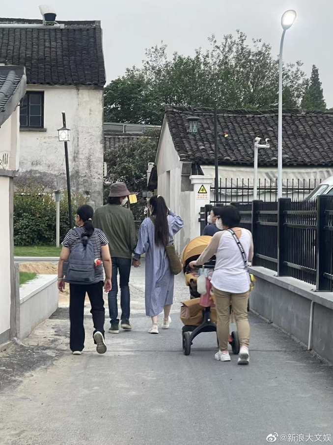 結婚5年屢爆婚變！氣質女星嫁豪門「逛街被巧遇」遭酸：仙氣全沒了　夫妻不畏流言「私下互動全曝光」