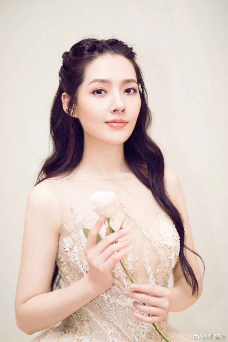 結婚5年屢爆婚變！氣質女星嫁豪門「逛街被巧遇」遭酸：仙氣全沒了　夫妻不畏流言「私下互動全曝光」