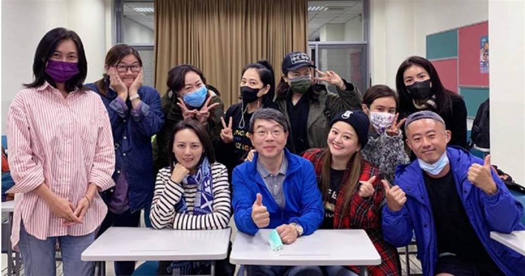 60歲碩士畢業！傅娟「95歲老父驚喜現身」獻花讚優秀　凍齡臉「不比女兒遜色」活到老學到老