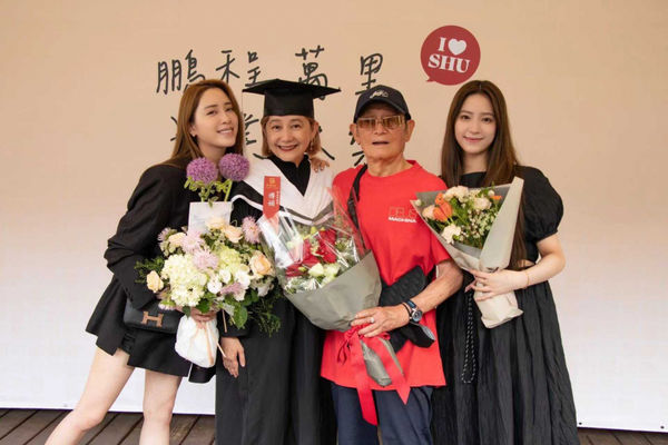 60歲碩士畢業！傅娟「95歲老父驚喜現身」獻花讚優秀　凍齡臉「不比女兒遜色」活到老學到老