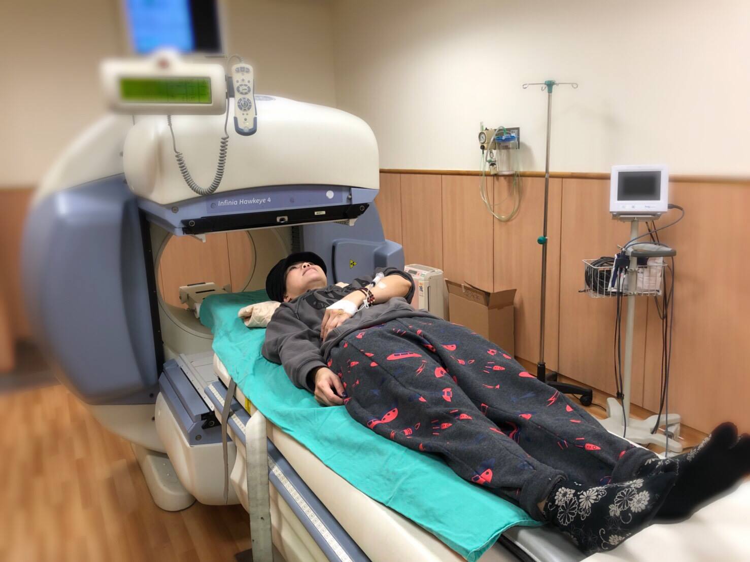 淚謝老天爺！詹雅雯宣布「腦瘤奇蹟消失」家人抱頭痛哭　「首露面報平安」：不再害怕走路了