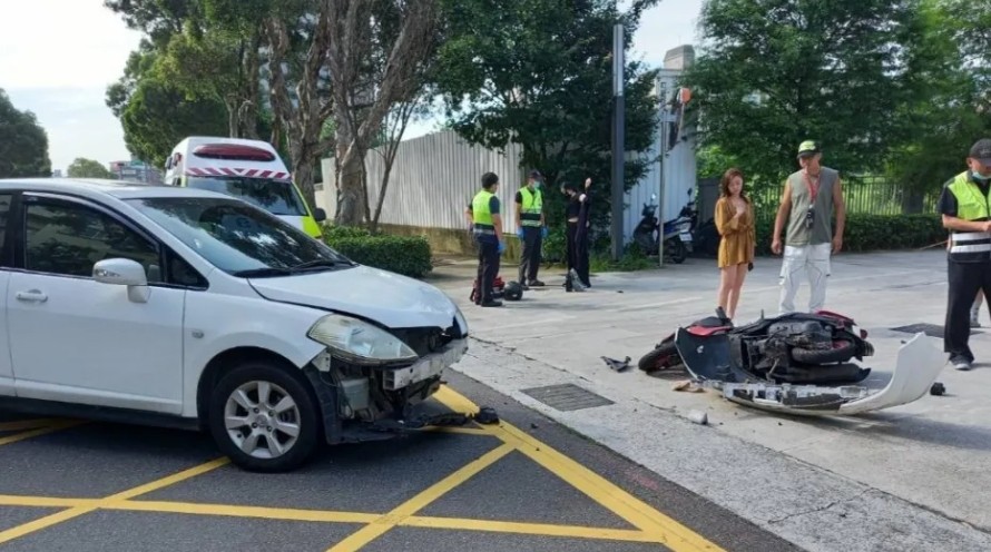 殘骸噴滿地！王瞳驚傳車禍「路口對撞機車」車頭全毀　目前狀況曝光