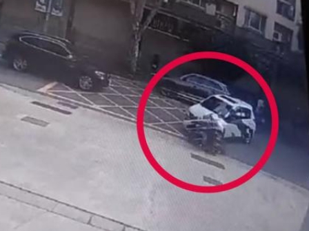 殘骸噴滿地！王瞳驚傳車禍「路口對撞機車」車頭全毀　目前狀況曝光