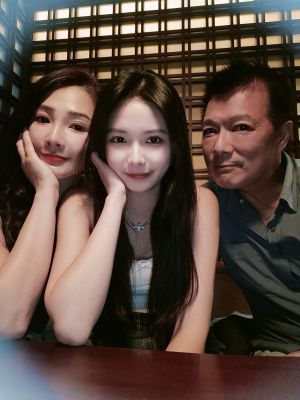 遺傳爸媽高智商！47歲名主播「愛女錄取4名校」年燒百萬學費　「母女同框似姊妹」爸爸不捨飛太遠