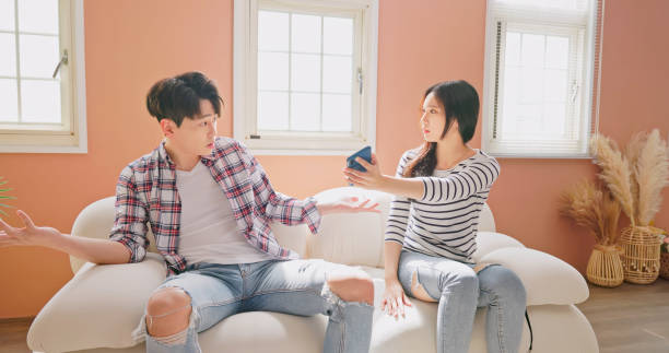 夫妻倆任職台積電！尪性情大變「拋年薪4百萬妻」滑手機到半夜　她「翻紀錄見年輕女員工」氣炸提告判決出爐
