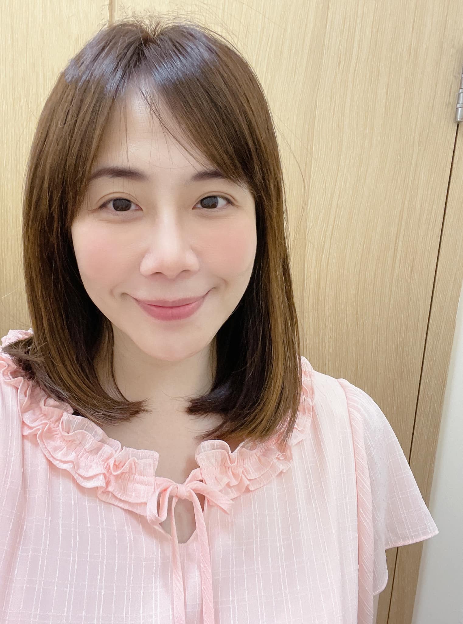 與尪都是第二春！44歲女主播休假21天「挺三個月孕肚回崗位」　「成功自然懷孕」嘆衣服快穿不下