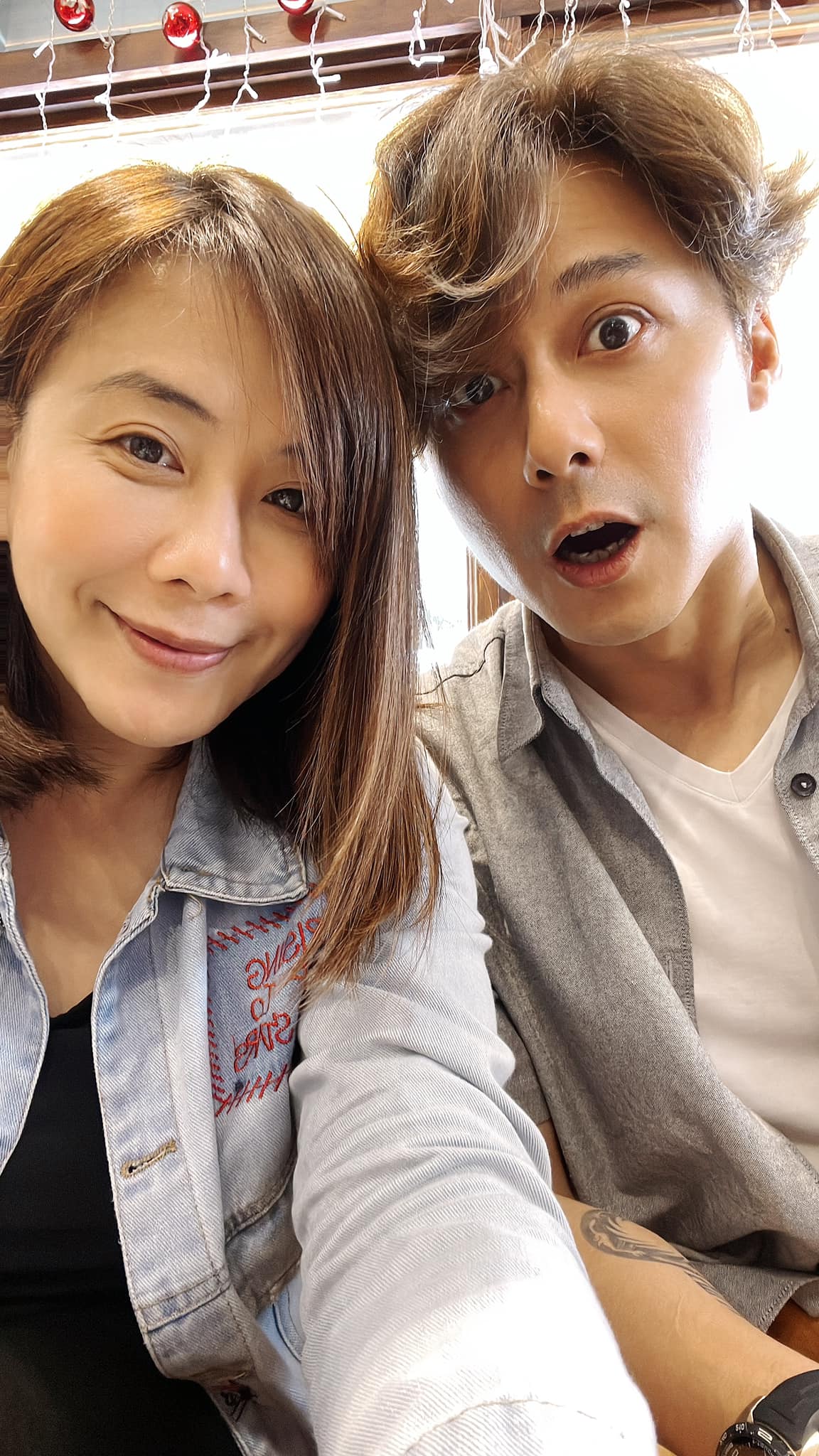 與尪都是第二春！44歲女主播休假21天「挺三個月孕肚回崗位」　「成功自然懷孕」嘆衣服快穿不下