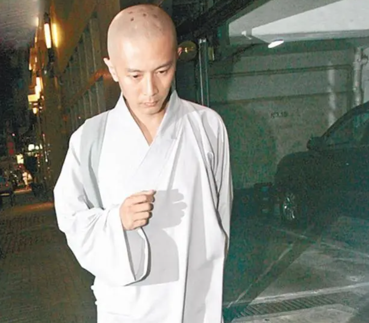 年輕時超帥的！59歲知名男星看破紅塵「出家18年」　罕見出鏡「顯滄桑」網友差點不敢認 