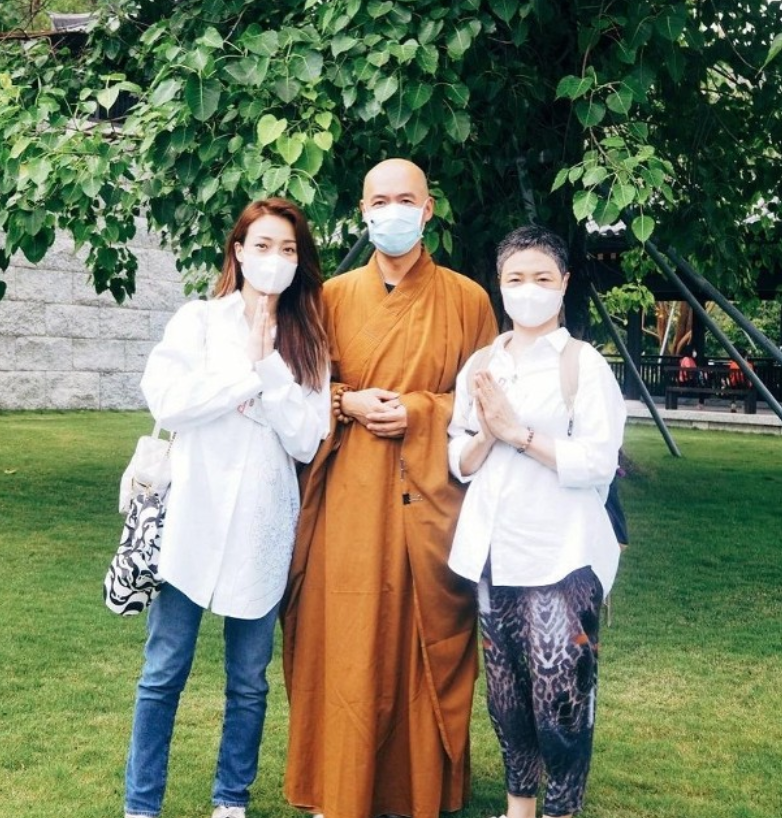 年輕時超帥的！59歲知名男星看破紅塵「出家18年」　罕見出鏡「顯滄桑」網友差點不敢認 