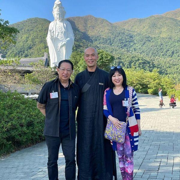 年輕時超帥的！59歲知名男星看破紅塵「出家18年」　罕見出鏡「顯滄桑」網友差點不敢認 