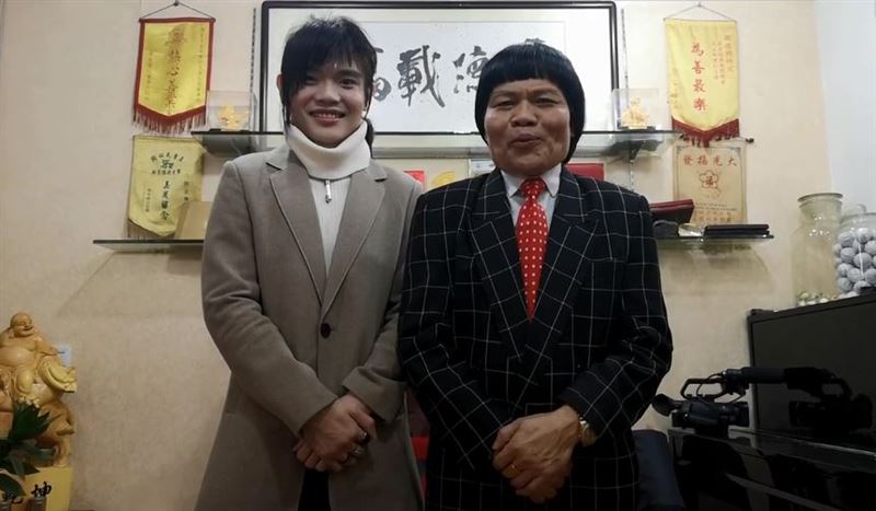 離婚24年冰釋前嫌！諧星「一家三口首合體」公開鬧翻內幕　「28歲兒牽線下」把心結全講開