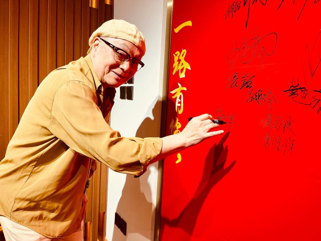 昔碾壓張國榮！69歲男星「轉行賣保險20年」再開金嗓爆紅　罹心臟病動手術「兩鬢斑白近照曝」
