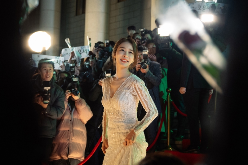 離婚1年後收到前妻喜帖！婚禮當天「我包了8萬6大紅包」　婚禮上「她偷塞給我一張紙條」我哭到不能自已