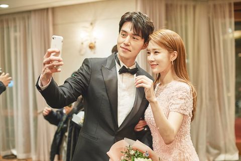 離婚1年後收到前妻喜帖！婚禮當天「我包了8萬6大紅包」　婚禮上「她偷塞給我一張紙條」我哭到不能自已