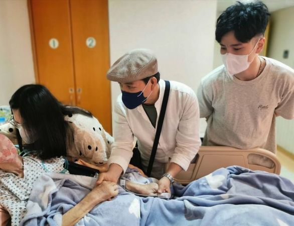 金鐘主持證實媽媽離世！病榻前「目睹迴光返照」最後告白惹淚　跪地痛哭半小時「恍然驚覺剩我了」