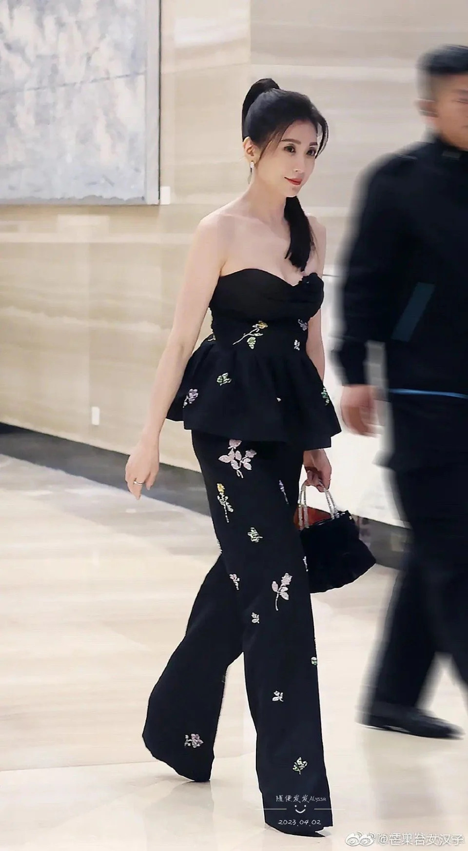 不是修杰楷!賈靜雯「牽手寒暄某男星」畫面瘋傳 「男方一轉正臉」網驚呼:是回憶殺