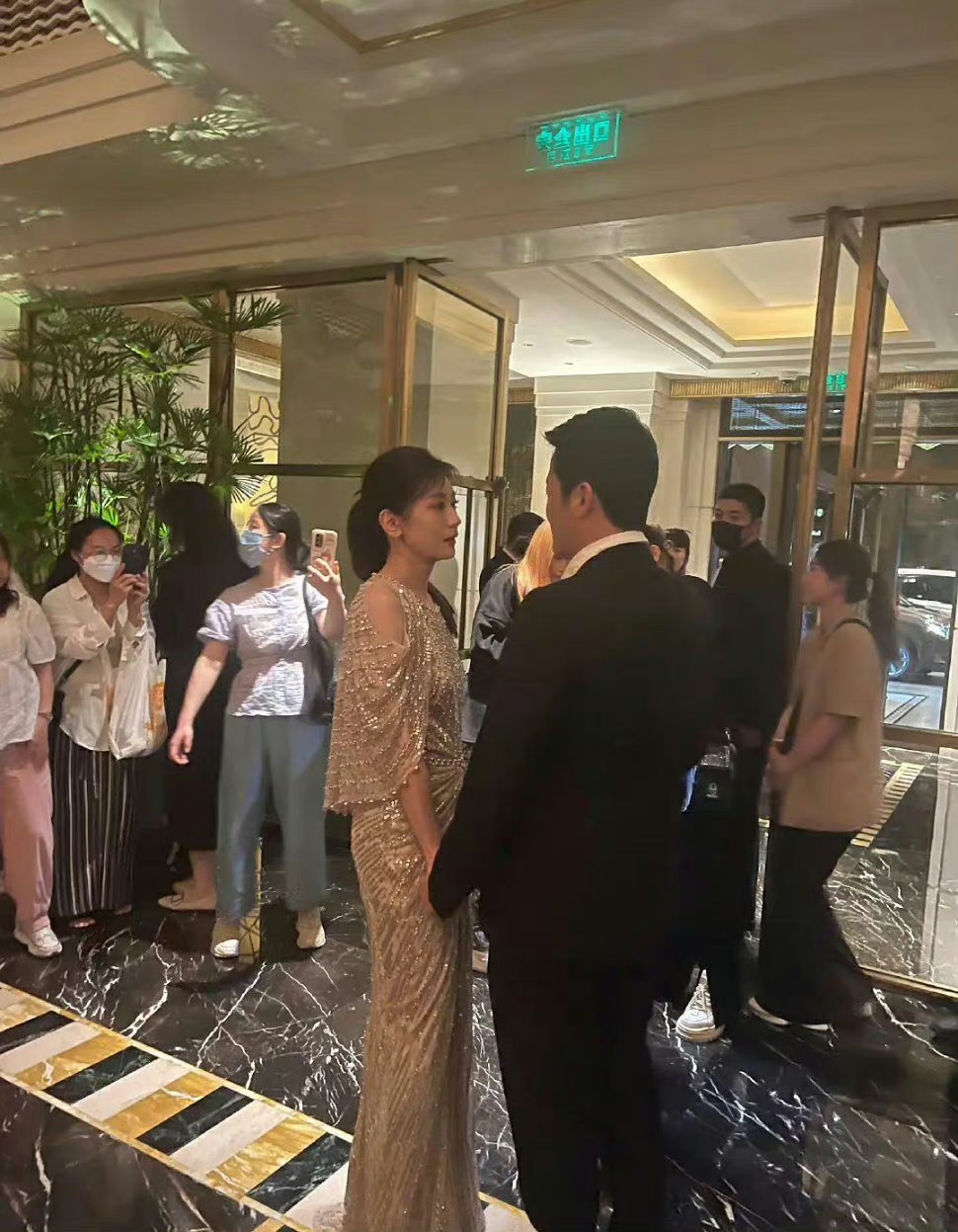 不是修杰楷!賈靜雯「牽手寒暄某男星」畫面瘋傳 「男方一轉正臉」網驚呼:是回憶殺