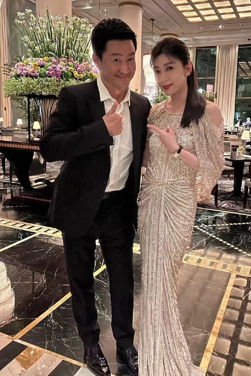 不是修杰楷!賈靜雯「牽手寒暄某男星」畫面瘋傳 「男方一轉正臉」網驚呼:是回憶殺