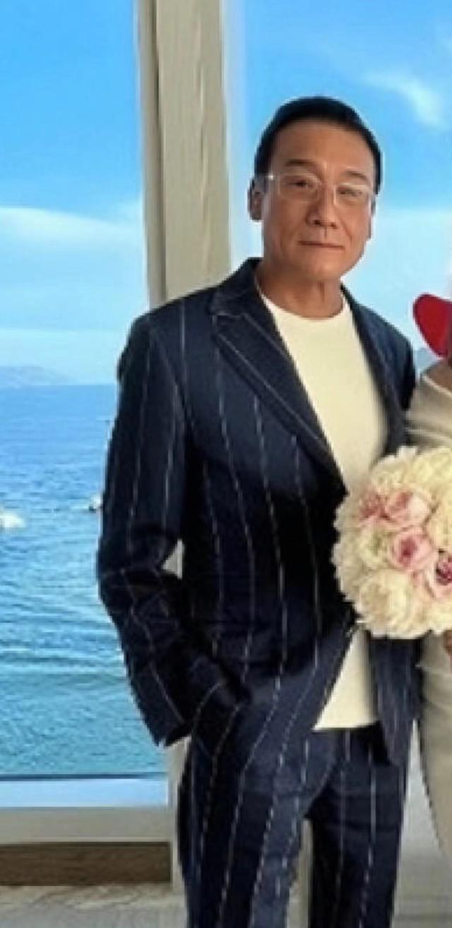 梁家輝嫁雙胞胎女兒！條紋西裝「臉上表情成亮點」　「女兒絕美婚禮照」曝光：恭喜升格岳父