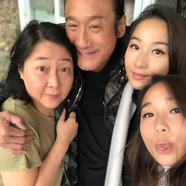梁家輝嫁雙胞胎女兒！條紋西裝「臉上表情成亮點」　「女兒絕美婚禮照」曝光：恭喜升格岳父