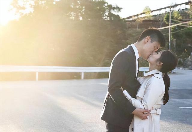 梁家輝嫁雙胞胎女兒！條紋西裝「臉上表情成亮點」　「女兒絕美婚禮照」曝光：恭喜升格岳父