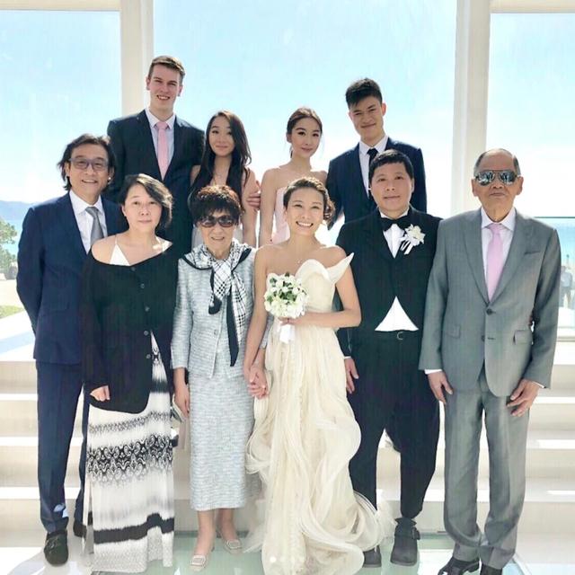 梁家輝嫁雙胞胎女兒！條紋西裝「臉上表情成亮點」　「女兒絕美婚禮照」曝光：恭喜升格岳父