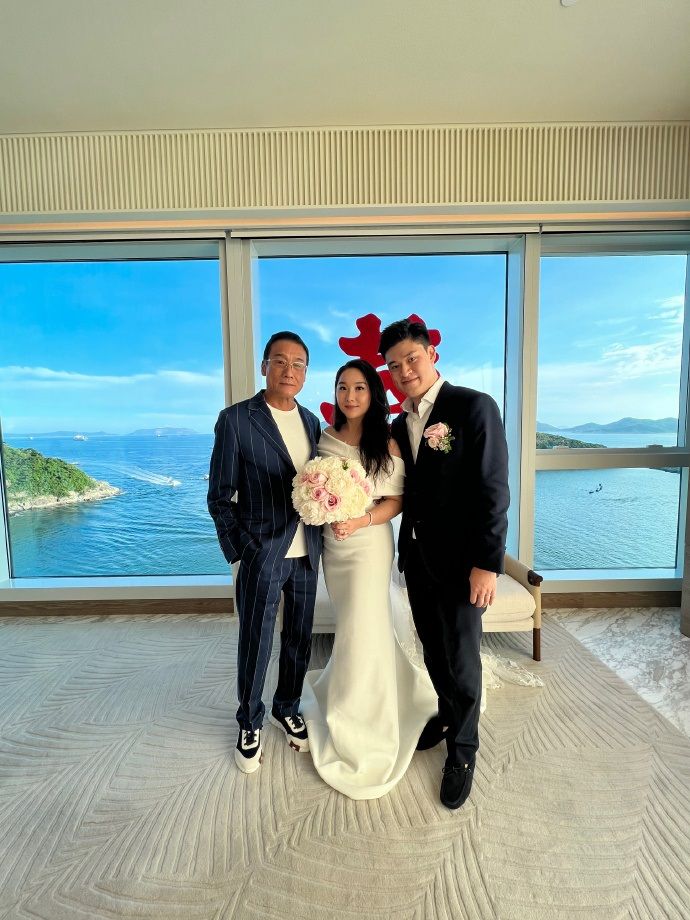 梁家輝嫁雙胞胎女兒！條紋西裝「臉上表情成亮點」　「女兒絕美婚禮照」曝光：恭喜升格岳父