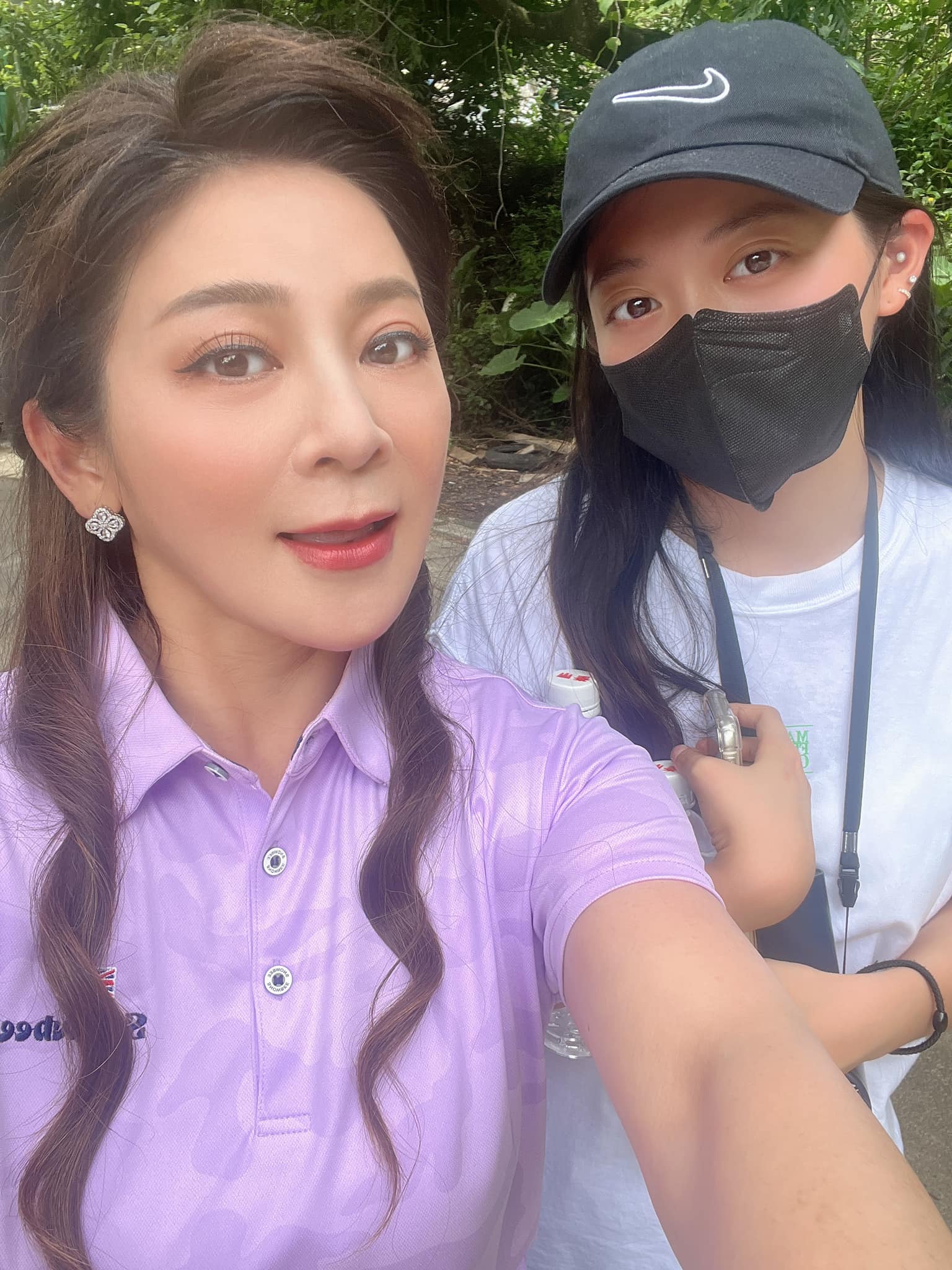 小女兒高中畢業！王彩樺「無預警衝到現場」她感動爆哭 　一家四口難得同框「連低調尪都露面了」