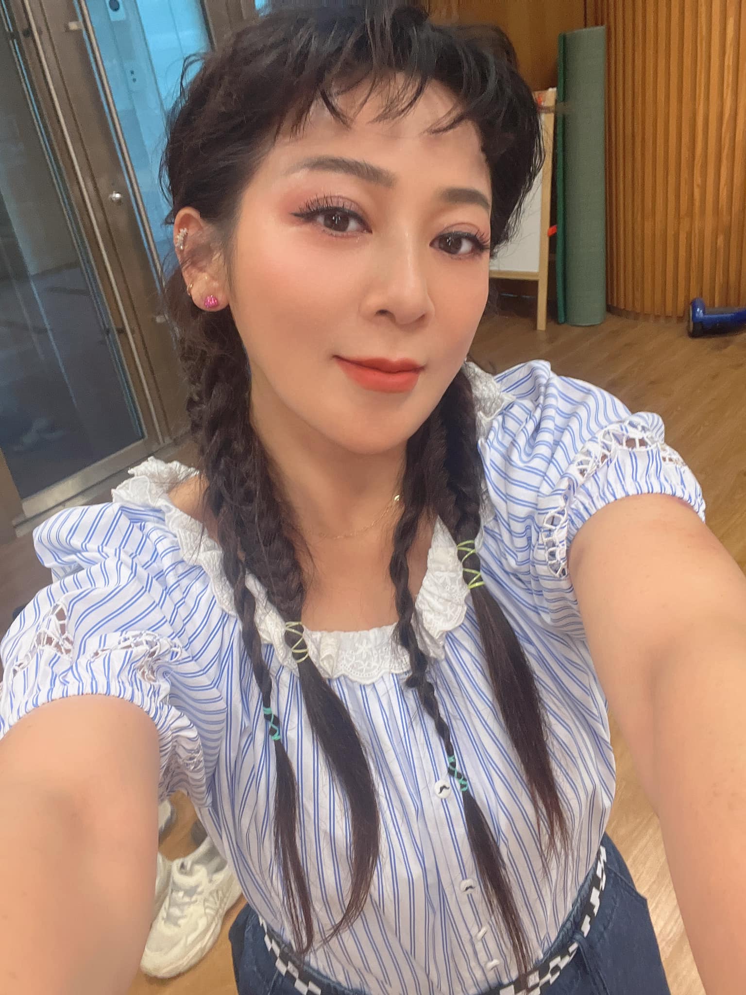 小女兒高中畢業！王彩樺「無預警衝到現場」她感動爆哭 　一家四口難得同框「連低調尪都露面了」