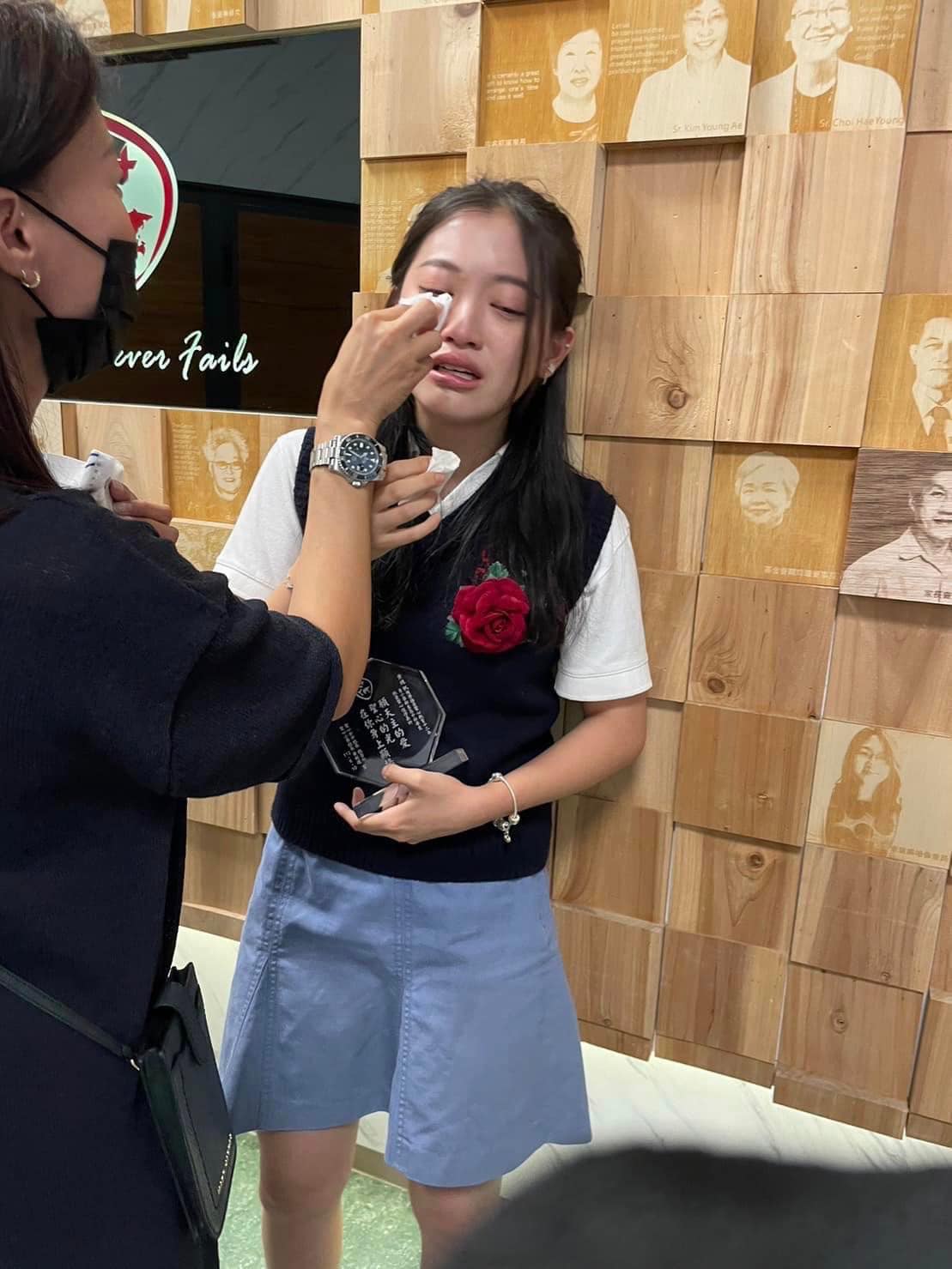 小女兒高中畢業！王彩樺「無預警衝到現場」她感動爆哭 　一家四口難得同框「連低調尪都露面了」