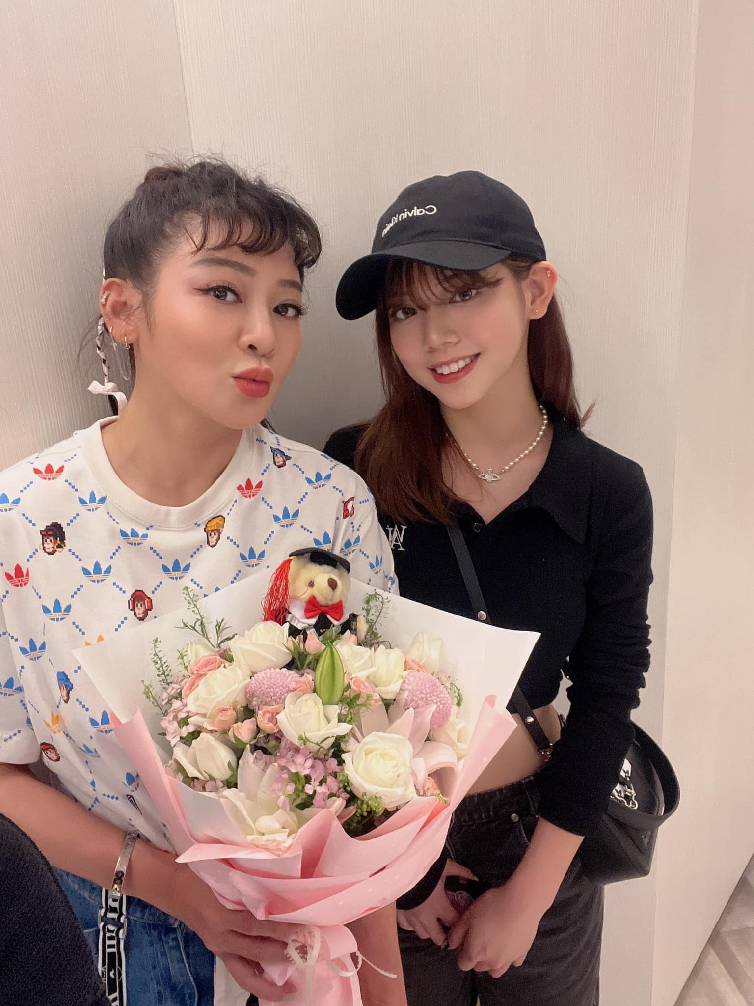 小女兒高中畢業！王彩樺「無預警衝到現場」她感動爆哭 　一家四口難得同框「連低調尪都露面了」