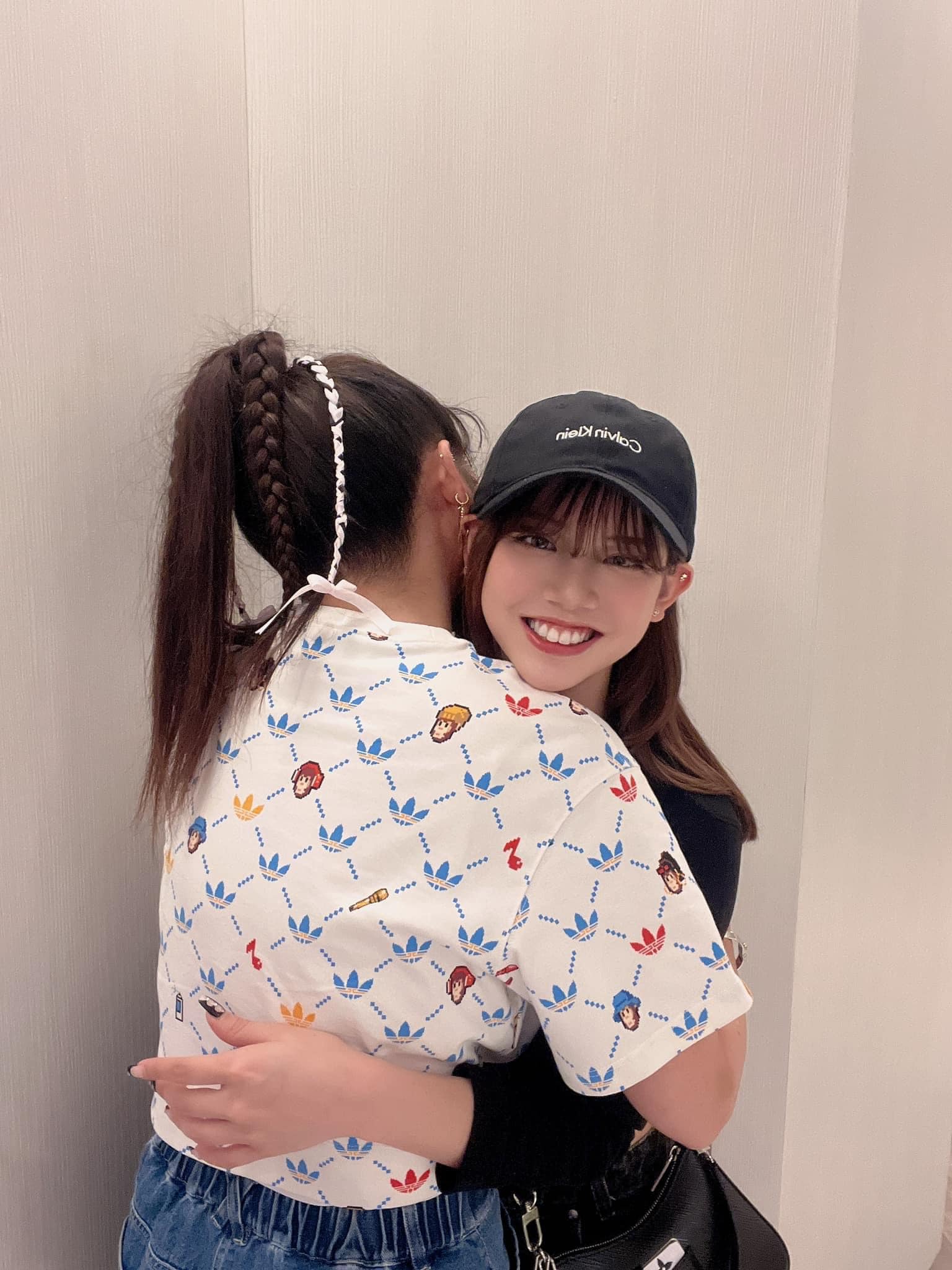 小女兒高中畢業！王彩樺「無預警衝到現場」她感動爆哭 　一家四口難得同框「連低調尪都露面了」