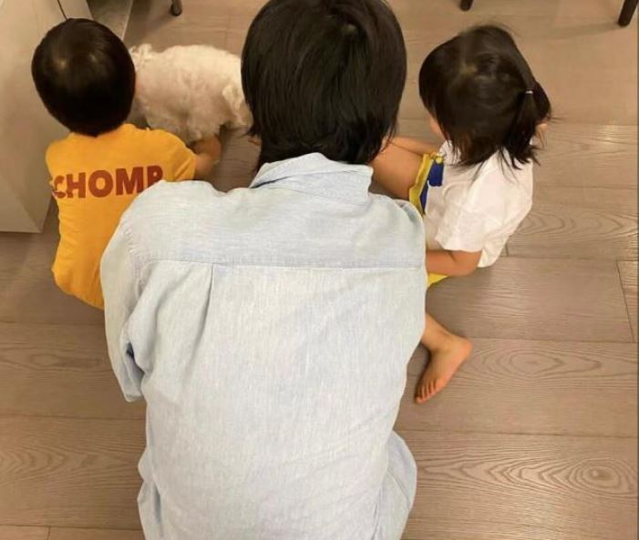 6歲女兒畢業了！庾澄慶「零偽裝現身畢典」只是普通爸爸　年過甲子「見證兒女長大」：每次都想哭